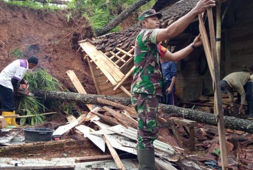 1 Rumah Rusak Akibat Longsor di Karangtengah Wonogiri - GenPI.co JATENG