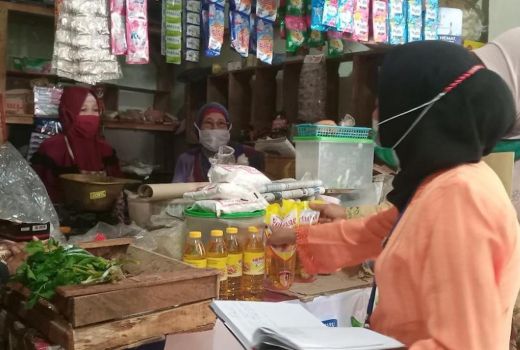 Pedagang Pasar Ogah Jual Minyak Goreng Sesuai HET, Ini Alasannya - GenPI.co JATENG