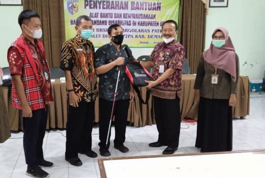 Dinsos P2PA Demak Berikan 30 Tongkat Pintar Bagi Tuna Netra - GenPI.co JATENG