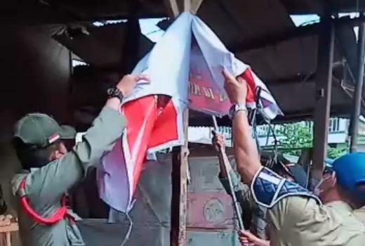 Duh! Satpol PP Solo Copot Spanduk Protes Pedagang Mebel Gilingan - GenPI.co JATENG