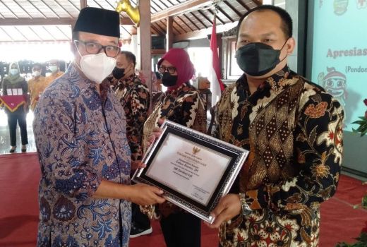 Donor Darah 100 Kali, Warga Dapat Pin Emas dari Bupati Banyumas - GenPI.co JATENG
