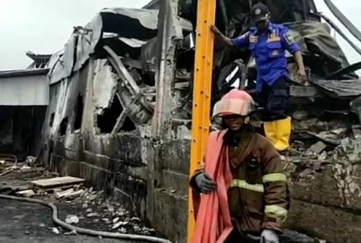 Lebih dari 12 Jam, Kebakaran Pabrik Plastik di Pati Dipadamkan - GenPI.co JATENG
