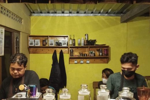Pemuda Klaten Ronda Merapi Sambil Buka Kedai Kopi, Labanya Jutaan - GenPI.co JATENG