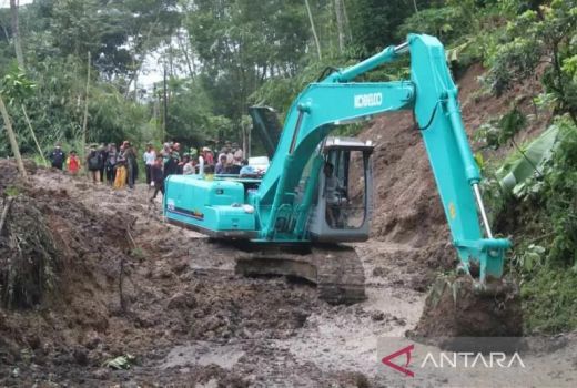 Astaga! Longsor Timbun Jalur Alternatif Temanggung-Semarang - GenPI.co JATENG