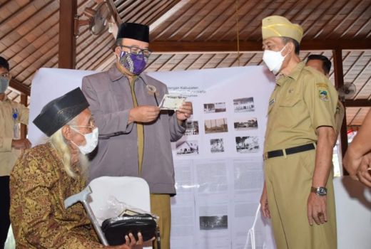 Sumbang Arsip Foto Sejarah Banyumas, Kakek Ini Terima Penghargaan - GenPI.co JATENG