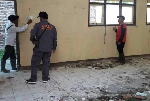 Lahan Ambles dan Rumah Retak di Sawangan Wonosobo, Ada Apa Ini? - GenPI.co JATENG