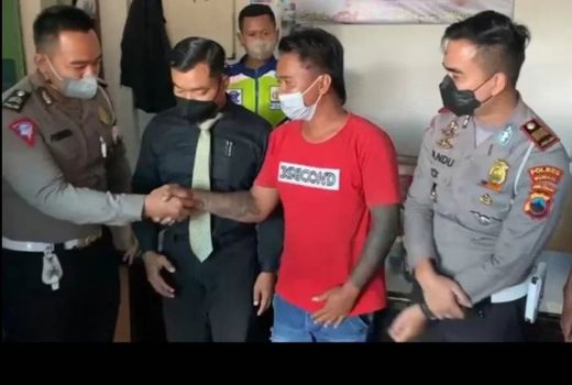 Pukul Sopir Truk yang Demo Pakai Helm, Polisi Kudus Minta Maaf - GenPI.co JATENG