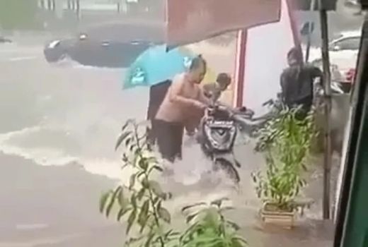 Waduh! Hujan Deras dan Angin Kencang Bikin Kota Semarang Banjir - GenPI.co JATENG