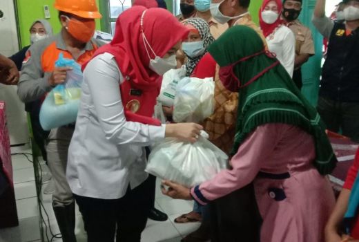 Puting Beliung Rusak Ratusan Rumah, Bupati Demak Beri Sembako - GenPI.co JATENG