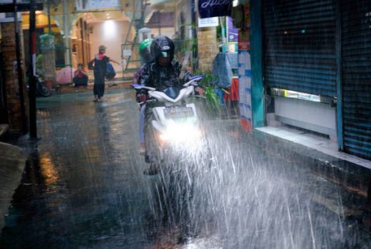 Cuaca Hari Ini: Solo Pagi Berawan, Ada Hujan Lebat Sore Hari - GenPI.co JATENG
