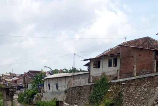 Kapok! Pabrik Cemari Sungai Silandak Semarang Terancam Disegel - GenPI.co JATENG