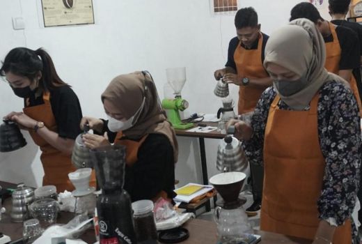Kedai Kopi Menjamur di Batang, Permintaan Tenaga Barista Naik - GenPI.co JATENG