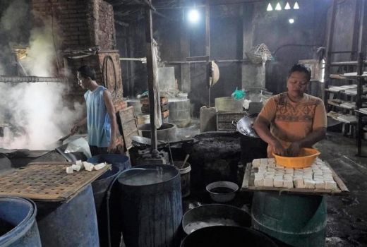 Pabrik Tahu Bertahan Meski Harga Kedelai Melonjak: Demi Karyawan - GenPI.co JATENG