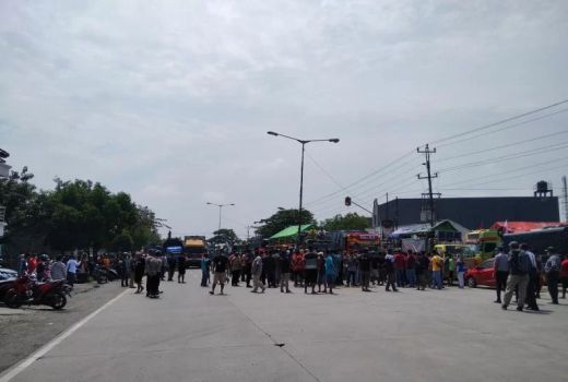 Protes Soal Ini, Sopir Truk Blok Jalur Lingkar Selatan Kudus - GenPI.co JATENG
