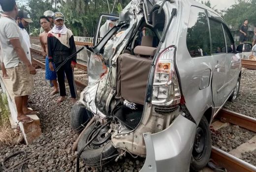Kronologi Kecelakaan Mobil Tertabrak KA Bangunkarta di Banyumas - GenPI.co JATENG