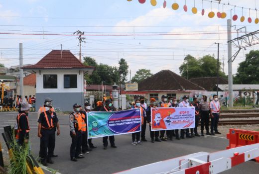 Ingatkan Wong Solo, Daop 6 Sosialisasi Keselamatan Perlintasan KA - GenPI.co JATENG