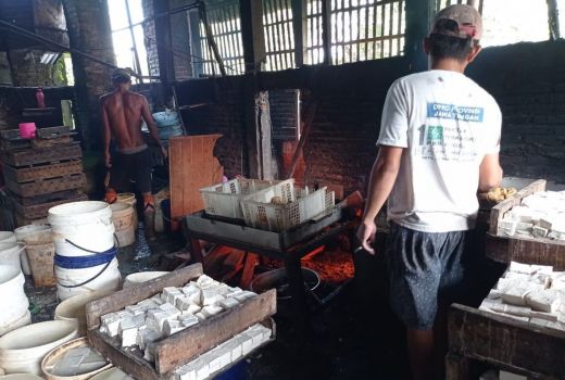 Harga Kedelai Tembus Rp12.000/Kg, Produsen Tahu di Demak Sambat - GenPI.co JATENG