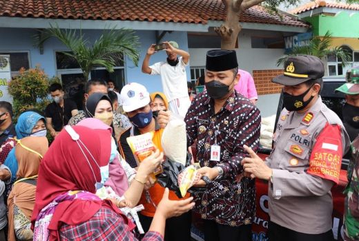 Operasi Pasar Pemkab Brebes Jual Paket Minyak Goreng Rp50.000 - GenPI.co JATENG