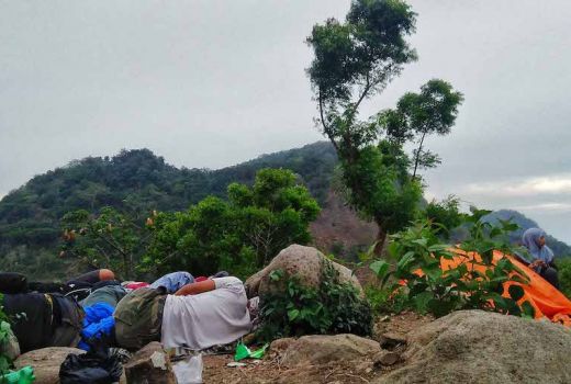 Serunya Kemah di Puncak Gunung Wahyu yang Punya Sunrise Top! - GenPI.co JATENG