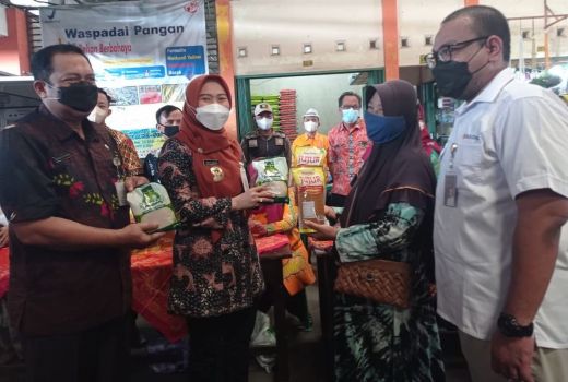 Beli Minyak Goreng, Jari Pembeli di Demak Dicelupkan ke Tinta - GenPI.co JATENG