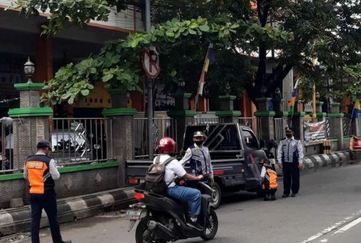 Nekat Parkir Sembarang, Petugas Dishub Demak Gembosi Kendaraan - GenPI.co JATENG