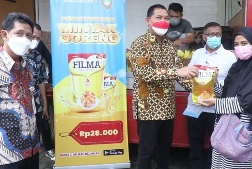 Hanya 2 Jam! Minyak Goreng 6.000 Liter Ludes Dibeli Wong Solo - GenPI.co JATENG