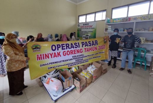 Magelang Rutin Operasi Pasar Demi Turunkan Harga Minyak Goreng - GenPI.co JATENG