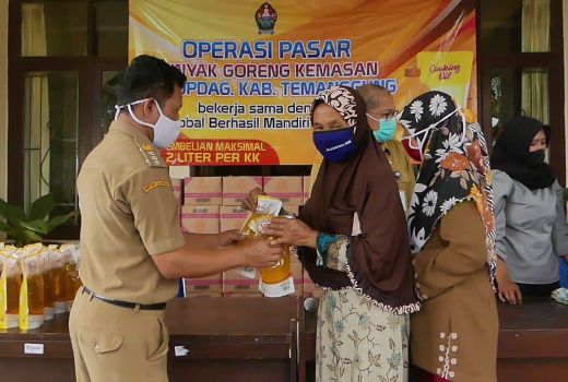 Temanggung Gelar Operasi Pasar, Ada 15.000 Liter Minyak Goreng - GenPI.co JATENG