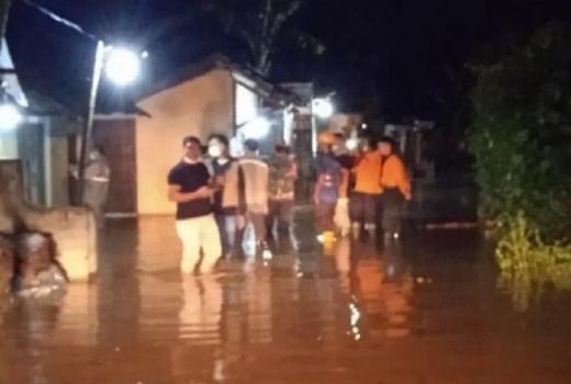 Astaga! Ibu Baru Melahirkan Dievakuasi Gegara Banjir di Wonosobo - GenPI.co JATENG