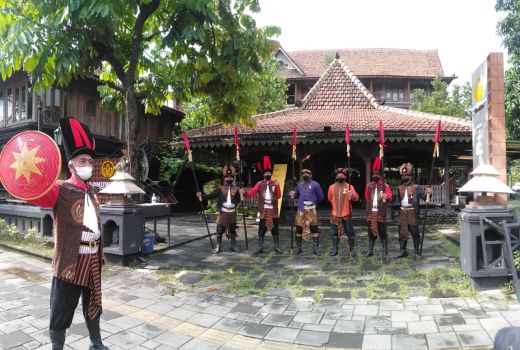 Jelang Penobatan Mangkunegara X, Warga Turut Pakai Baju Prajurit - GenPI.co JATENG