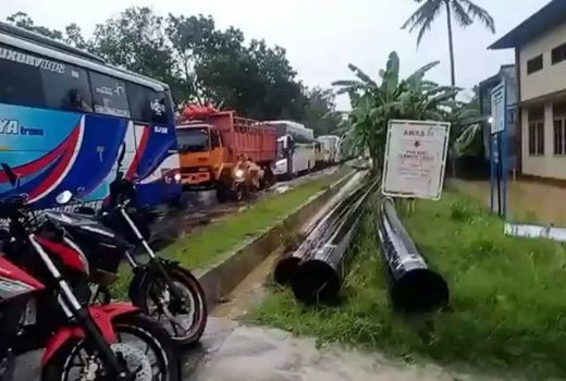 Banjir Banyumas Picu Antrean Kendaraan hingga Dua Kilometer - GenPI.co JATENG
