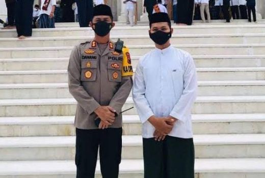 Ini Sosok Polisi Viral yang Jadi Muazin Masjid Agung Karanganyar - GenPI.co JATENG