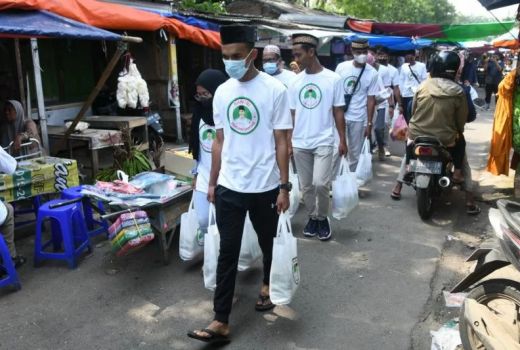 Mahasantri Jateng Bagi Sembako Demi Ganjar, Tujuannya Bikin Kaget - GenPI.co JATENG