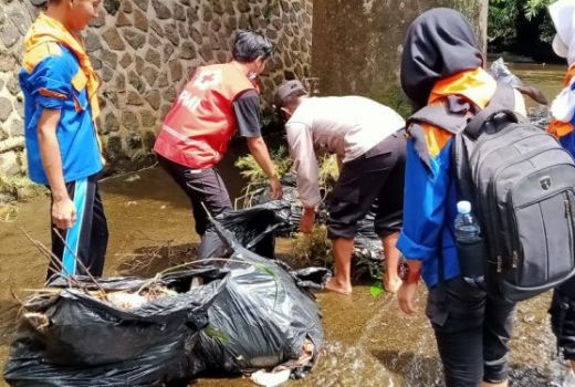 Keren! Hari Air Sedunia, Polsek Kutasari Bersihkan Sungai Pong - GenPI.co JATENG