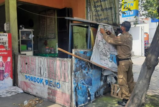 Satpol PP Kota Semarang Sikat Spanduk Tak Berizin Demi Agenda Ini - GenPI.co JATENG