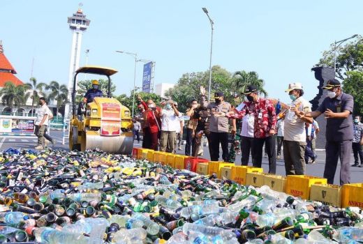Jaga Kondusifitas Ramadan, Ribuan Botol Miras Kudus Dimusnahkan - GenPI.co JATENG