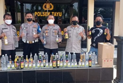 Mantap Pak! Polsek Tayu Amankan 185 Botol Miras Jelang Ramadan - GenPI.co JATENG