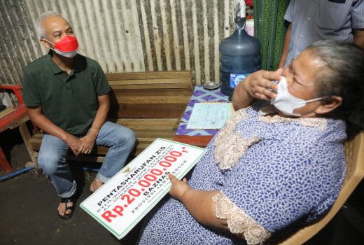 Keren! Hari Pertama Puasa, Ganjar Ngabuburit Rehab Rumah Warga - GenPI.co JATENG