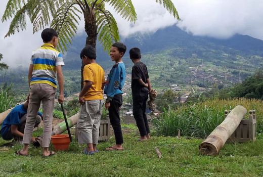 Meriam Bambu, Ngabuburit ala Bocah Lereng Merbabu Boyolali - GenPI.co JATENG