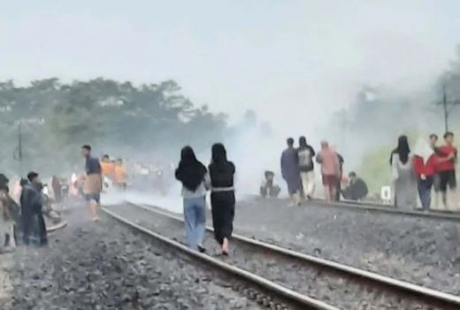 Awas! Bermain di Rel KA Bisa Dipidana - GenPI.co JATENG