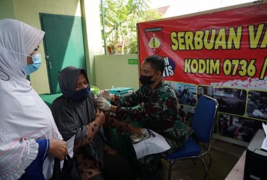 Sebelum Terima Bantuan, Warga di Batang Divaksin Dulu - GenPI.co JATENG