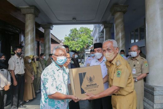 1.300 Honorer Banjarnegara Terima Bantuan Baznas - GenPI.co JATENG