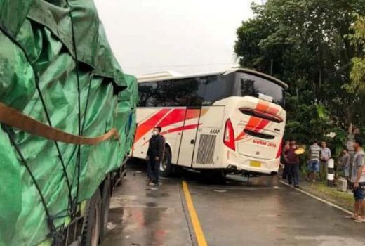 Bus vs Bus Tabrakan di Purworejo, Satu Meninggal Dunia - GenPI.co JATENG