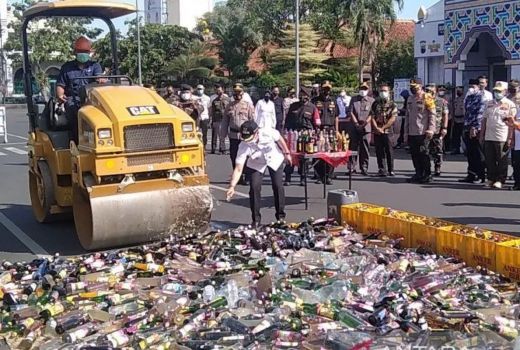Lagi, Ribuan Botol Miras di Kudus Dimusnahkan - GenPI.co JATENG