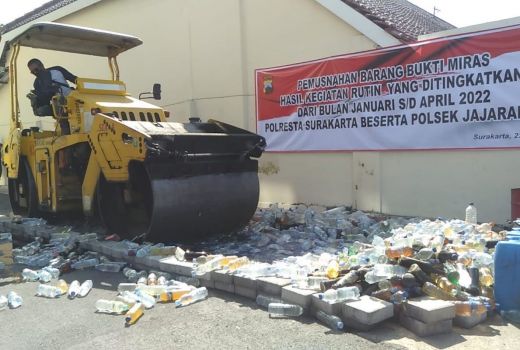 Polresta Solo Musnahkan Ribuan Botol Miras - GenPI.co JATENG