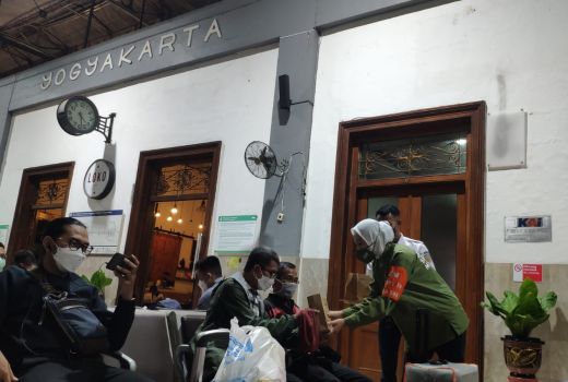 Alhamdulillah, Penumpang KA Jarak Jauh Dapat Takjil Gratis - GenPI.co JATENG