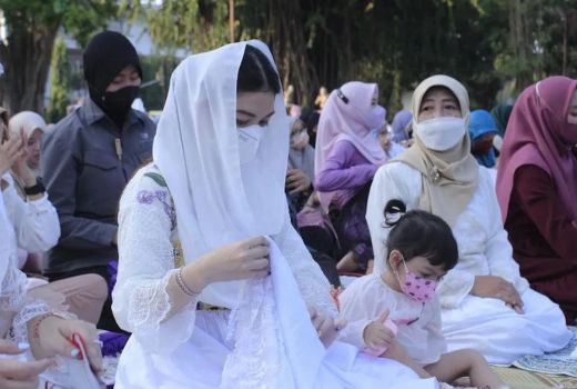 Ikut Salat Id di Balai Kota, Gibran: Agak Beda Ya - GenPI.co JATENG