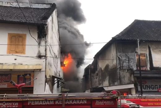Duh! Toko Batik di Solo Ini Terbakar, Diduga Korsleting Listrik - GenPI.co JATENG