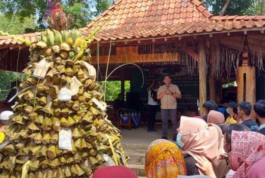 Serunya Berburu Uang Pecahan di Gunungan Apem Karanganyar - GenPI.co JATENG