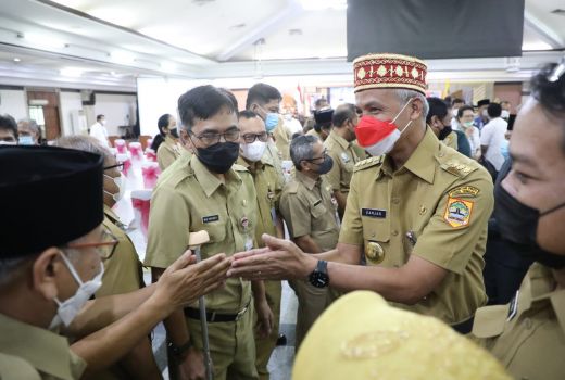 Perhatian! Ganjar Tak Berlakukan WFH Bagi PNS Pemprov Jateng - GenPI.co JATENG